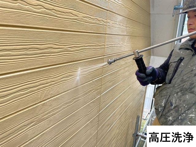 外壁塗装における高圧洗浄作業は、せっかく塗装した塗料がたった数年で剥がれてしまわないように、外壁の表面にある古い塗膜を取り除くために行います。